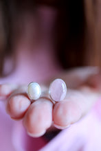 Anell de plata amb Quars Rosa i Perla.