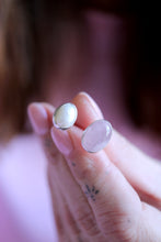 Anell de plata amb Quars Rosa i Perla.