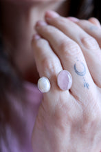 Anell de plata amb Quars Rosa i Perla.