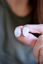 Arracades de botó de plata amb Pedra Lluna natural.