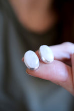 Arracades de botó de plata amb Pedra Lluna natural.