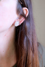 Arracades de botó de plata amb Pedra Lluna natural.