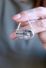 Penjoll de plata i Quars amb Turmalina.