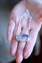 Penjoll de plata i Quars amb Turmalina.