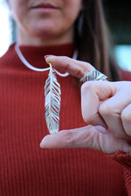 Penjoll de ploma de plata.