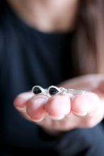 Arracades de plata i Espinel·la negra.