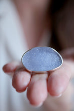 Anell de plata amb Calcedonia cristal·litzada.