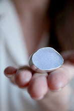 Anell de plata amb Calcedonia cristal·litzada.