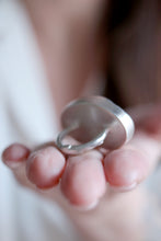 Anell de plata amb Calcedonia cristal·litzada.