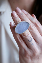 Anell de plata amb Calcedonia cristal·litzada.