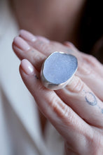 Anell de plata amb Calcedonia cristal·litzada.