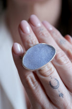 Anell de plata amb Calcedonia cristal·litzada.