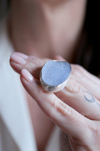 Anell de plata amb Calcedonia cristal·litzada.