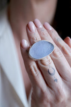 Anell de plata amb Calcedonia cristal·litzada.