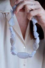 Collaret de Calcedònia en brut.