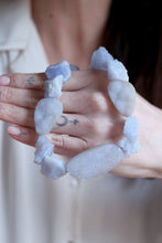 Collaret de Calcedònia en brut.