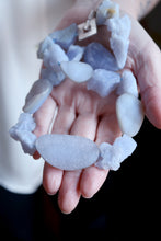 Collaret de Calcedònia en brut.