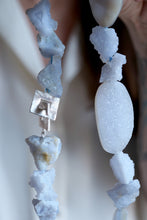 Collaret de Calcedònia en brut.