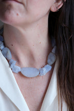 Collaret de Calcedònia en brut.