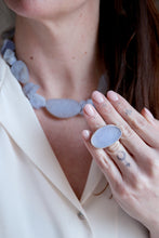 Anell de plata amb Calcedonia cristal·litzada.