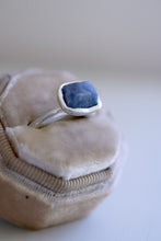 Anell de plata amb Safir blau en brut.