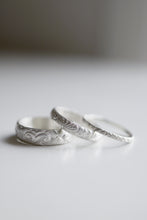 Antique gran. Anell de plata amb textura antiga de flors. 6mm.