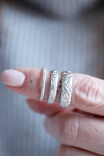 Anell Antique. Anell de plata amb textura antiga de flors. 2mm.