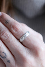 Antique gran. Anell de plata amb textura antiga de flors. 6mm.