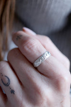 Antique gran. Anell de plata amb textura antiga de flors. 6mm.