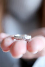 Anell Antique. Anell de plata amb textura antiga de flors. 4mm.