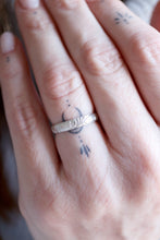 Anell Antique. Anell de plata amb textura antiga de flors. 4mm.