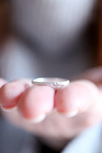 Anell Antique. Anell de plata amb textura antiga de flors. 2mm.