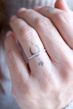 Anell Antique. Anell de plata amb textura antiga de flors. 2mm.