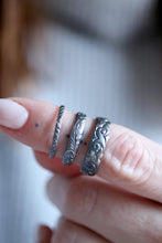 Anell Antique. Anell de plata amb textura antiga de flors. 4mm.