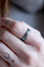 Antique gran. Anell de plata amb textura antiga de flors. 6mm.