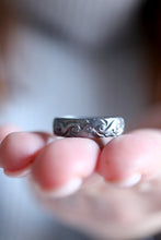 Antique gran. Anell de plata amb textura antiga de flors. 6mm.