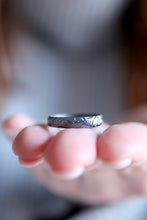 Anell Antique. Anell de plata amb textura antiga de flors. 4mm.