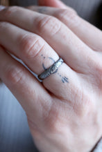 Anell Antique. Anell de plata amb textura antiga de flors. 4mm.