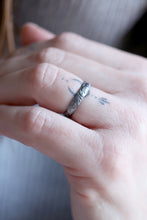 Anell Antique. Anell de plata amb textura antiga de flors. 4mm.