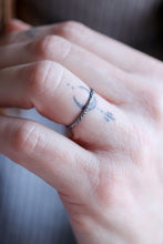 Anell Antique. Anell de plata amb textura antiga de flors. 2mm.