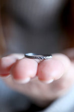 Anell Antique. Anell de plata amb textura antiga de flors. 2mm.