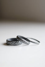 Anell Antique. Anell de plata amb textura antiga de flors. 2mm.