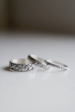 Antique gran. Anell de plata amb textura antiga de flors. 6mm.