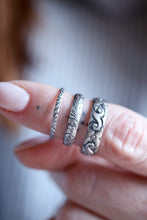 Antique gran. Anell de plata amb textura antiga de flors. 6mm.