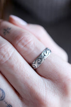 Antique gran. Anell de plata amb textura antiga de flors. 6mm.