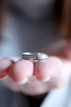 Anell Antique. Anell de plata amb textura antiga de flors. 4mm.