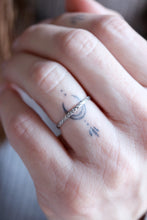 Anell Antique. Anell de plata amb textura antiga de flors. 2mm.