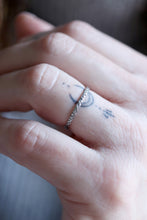 Anell Antique. Anell de plata amb textura antiga de flors. 2mm.