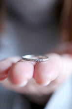 Anell Antique. Anell de plata amb textura antiga de flors. 2mm.