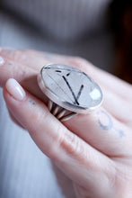 Anell de plata amb Quars amb Turmalina.